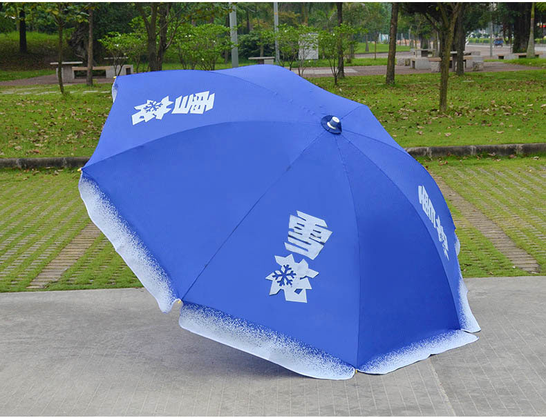 雪花啤酒户外广告太阳伞伞面logo展示